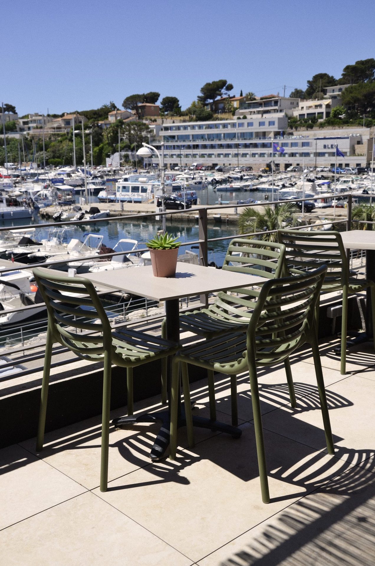 Table et chaises Nardi Doga face au port